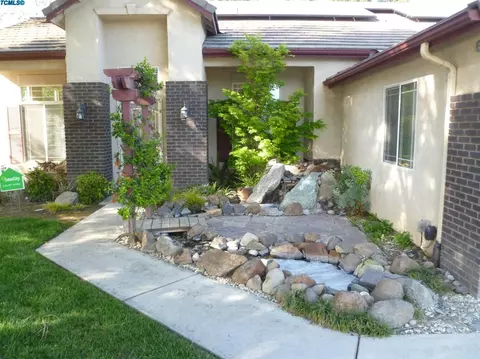 2406 E Beech Ave, Visalia, CA 93292 photo 1