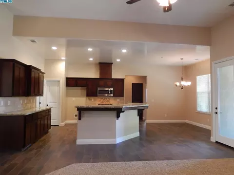1938 Academy Ave, Tulare, CA 93274 photo 5