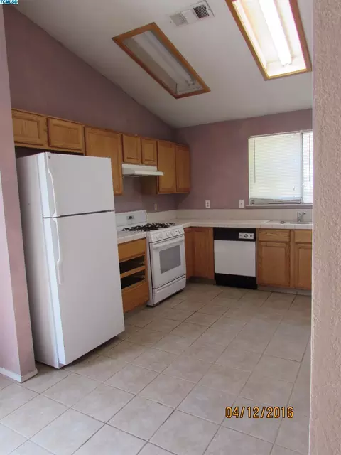 1932 E Douglas Ave, Visalia, CA 93292 photo 3