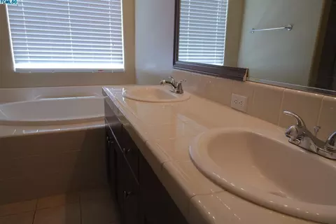 975 Lavender, Dinuba, CA 93618 photo 35