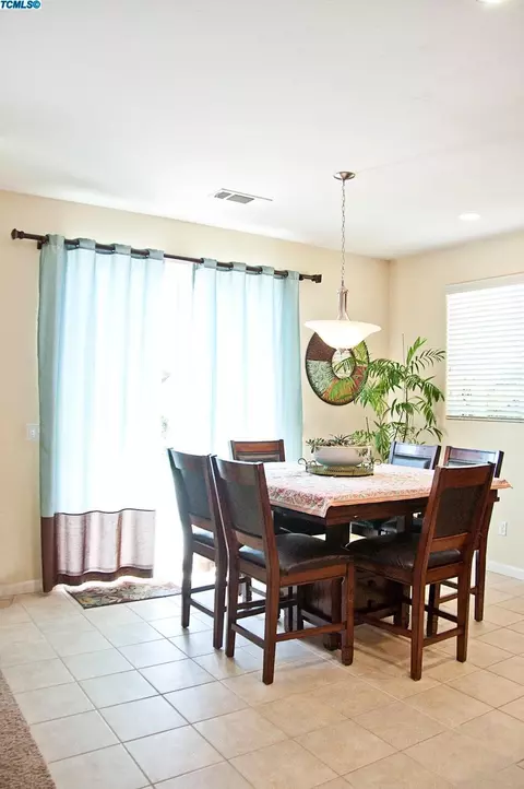 835 E Chestnut Ct, Visalia, CA 93292 photo 19