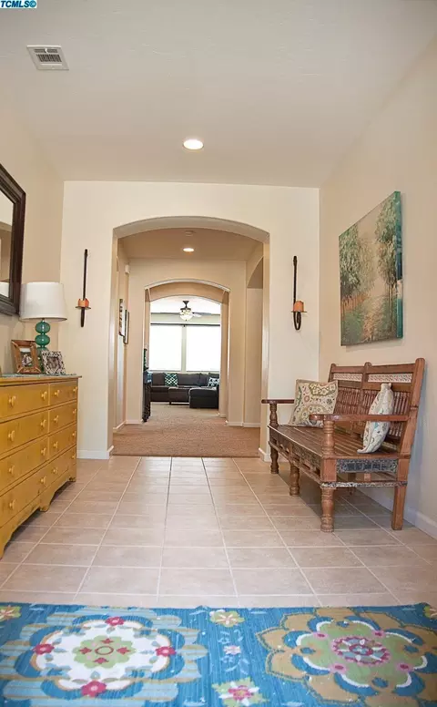835 E Chestnut Ct, Visalia, CA 93292 photo 9