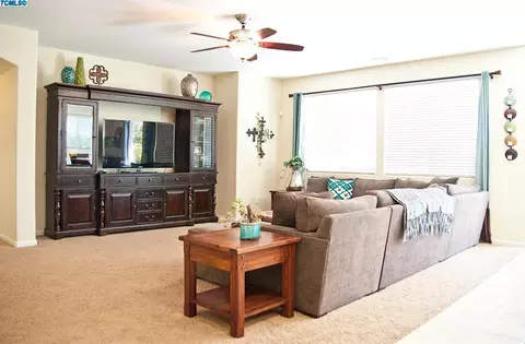 835 E Chestnut Ct, Visalia, CA 93292 photo 14