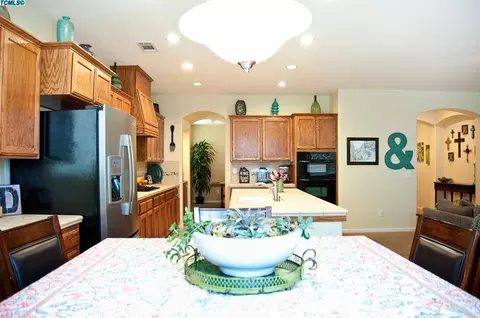 835 E Chestnut Ct, Visalia, CA 93292 photo 21