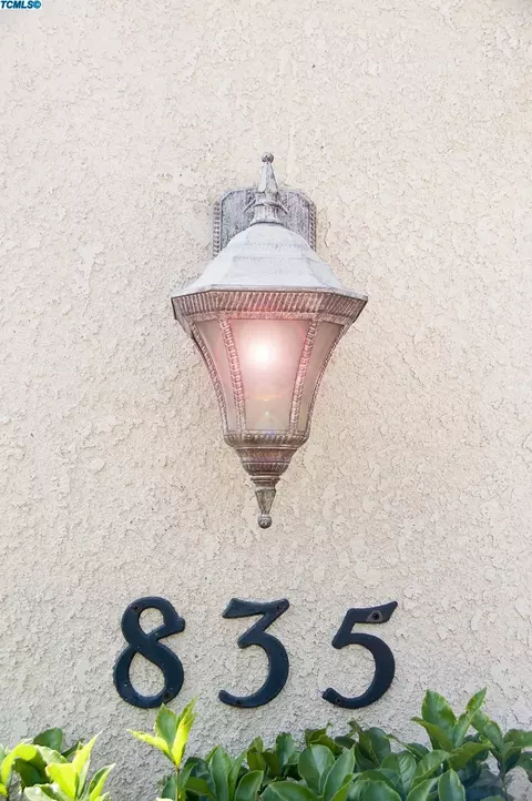 835 E Chestnut Ct, Visalia, CA 93292 photo 3