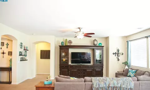 835 E Chestnut Ct, Visalia, CA 93292 photo 15