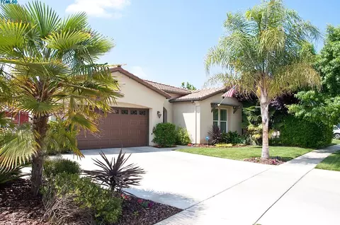 835 E Chestnut Ct, Visalia, CA 93292 photo 2