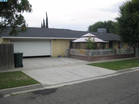 823 E Ash Ave, Tulare, CA 93274 photo 2