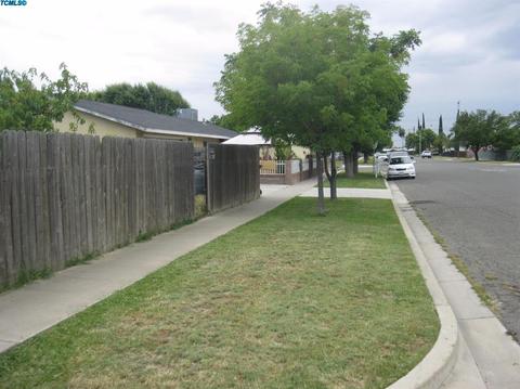 823 E Ash Ave, Tulare, CA 93274 photo 5