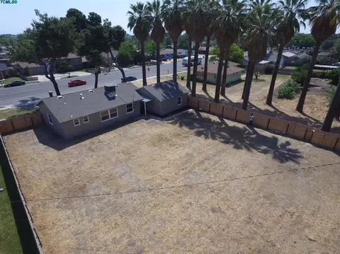 763 N E St, Tulare, CA 93274 photo 2
