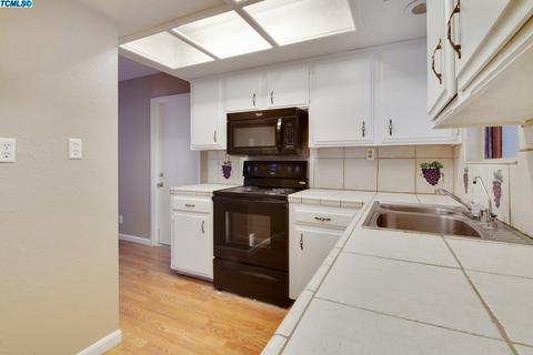 2005 E Mary Ave, Visalia, CA 93292 photo 3