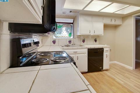 2005 E Mary Ave, Visalia, CA 93292 photo 4
