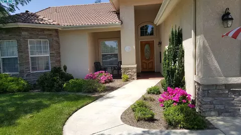1104 E Arlen, Visalia, CA 93292 photo 1