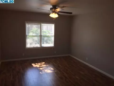 216 E Malone St, Hanford, CA 93230 photo 2
