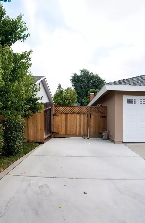 2222 E Hillcrest Ave, Visalia, CA 93292 photo 4