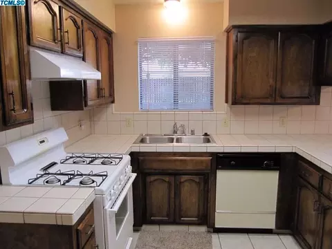1756 E Walnut Ave, Tulare, CA 93274 photo 6