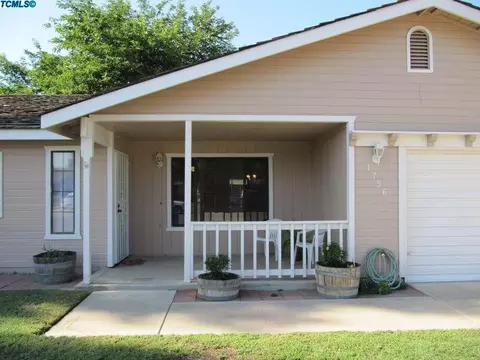 1756 E Walnut Ave, Tulare, CA 93274 photo 3