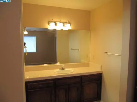 1756 E Walnut Ave, Tulare, CA 93274 photo 10
