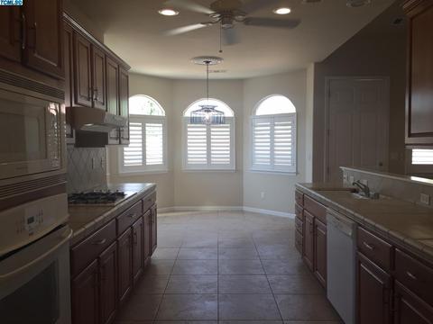 306 S Wind Ct, Visalia, CA 93292 photo 6