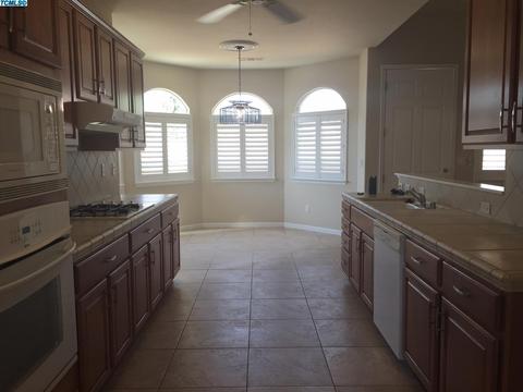 306 S Wind Ct, Visalia, CA 93292 photo 4