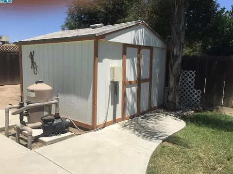 216 E Lois Ave, Tulare, CA 93274 photo 10