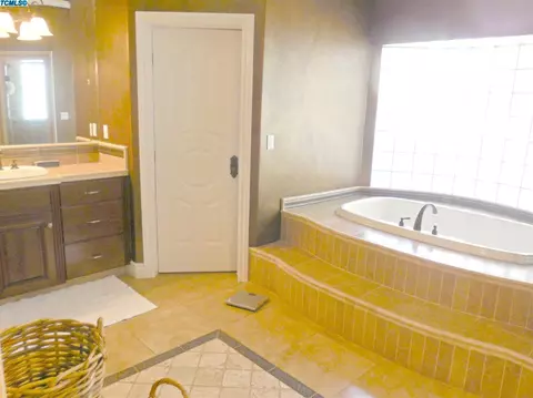 3342 E Harvard Ct, Visalia, CA 93292 photo 13