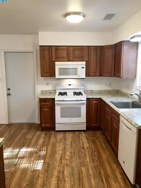 451 S Spruce St, Tulare, CA 93274 photo 7