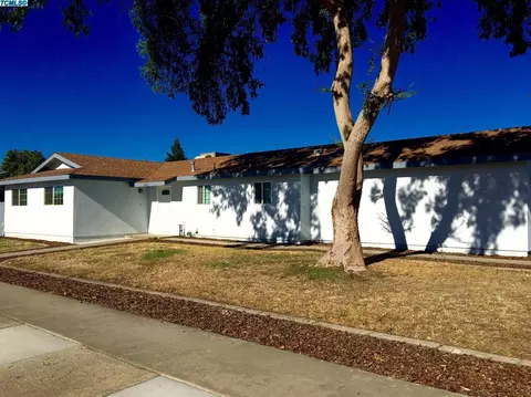 451 S Spruce St, Tulare, CA 93274 photo 2