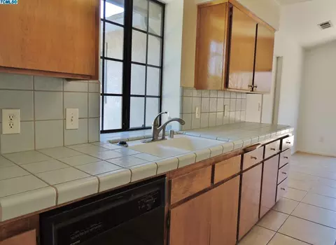 300 S 19th Ave, Lemoore, CA 93245 photo 4