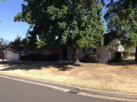 134 E Beech Ave, Visalia, CA 93277 photo 2