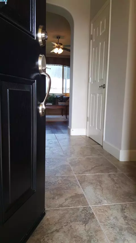 3818 E Harter Ct, Visalia, CA 93292 photo 2