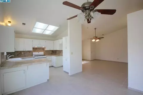 806 W Wren Dr, Visalia, CA 93291 photo 9