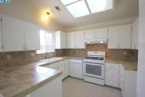 806 W Wren Dr, Visalia, CA 93291 photo 7
