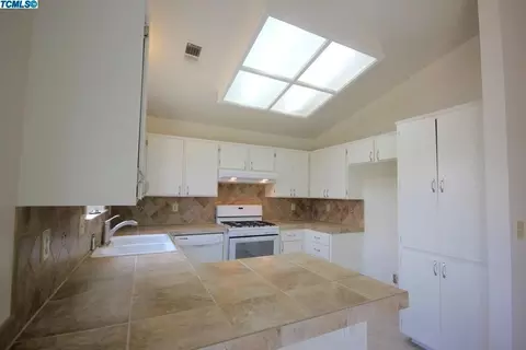 806 W Wren Dr, Visalia, CA 93291 photo 8