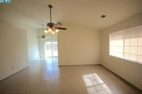 806 W Wren Dr, Visalia, CA 93291 photo 4