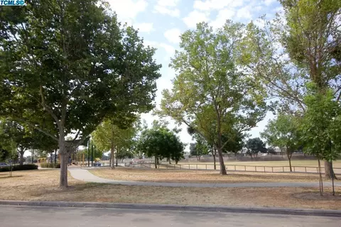 806 W Wren Dr, Visalia, CA 93291 photo 18