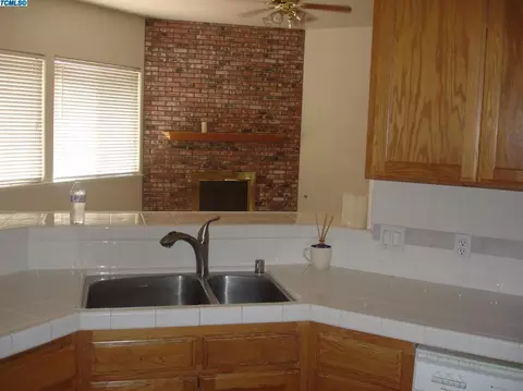 2415 S Beech Dr, Visalia, CA 93292 photo 6