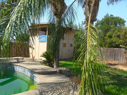 731 E Ferguson Ave, Visalia, CA 93292 photo 17