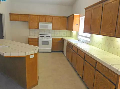 731 E Ferguson Ave, Visalia, CA 93292 photo 4