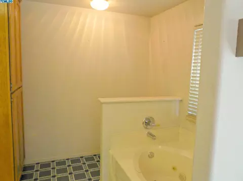 731 E Ferguson Ave, Visalia, CA 93292 photo 9