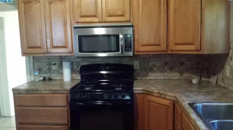755 E Inyo Ave, Tulare, CA 93274 photo 5