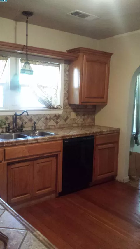 755 E Inyo Ave, Tulare, CA 93274 photo 7