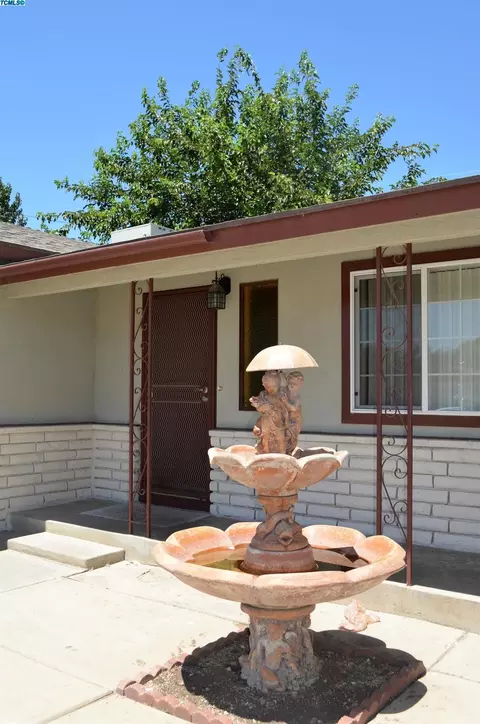 316 E Spruce Ave, Lemoore, CA 93245 photo 3