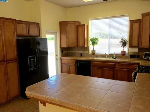 1211 E Mesa Ct, Visalia, CA 93292 photo 13