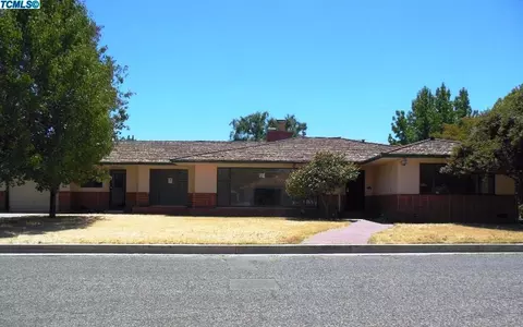977 Windsor Dr, Tulare, CA 93274 photo 2
