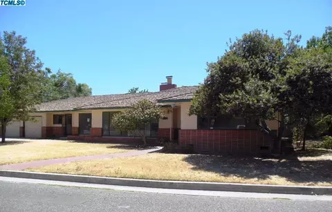 977 Windsor Dr, Tulare, CA 93274 photo 3