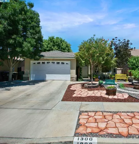 1300 E Mesa Ct, Visalia, CA 93292 photo 1