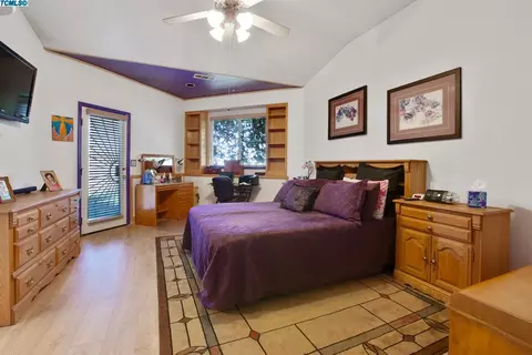 1300 E Mesa Ct, Visalia, CA 93292 photo 8