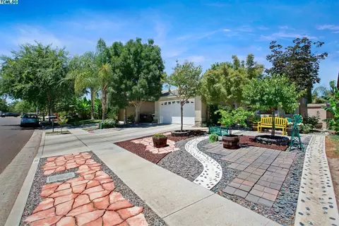 1300 E Mesa Ct, Visalia, CA 93292 photo 2