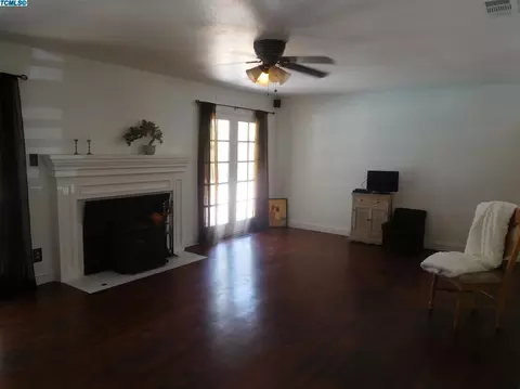 1426 W Iris Ave, Visalia, CA 93277 photo 3